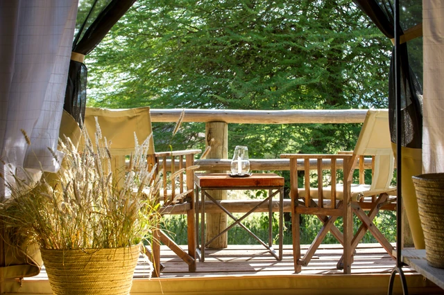 Lake Burunge Tented Lodge · 露台与景观