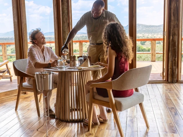 Serengeti Orangi River Luxury Lodge · 餐厅与用餐环境