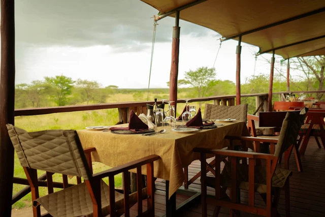 Central Serengeti Moyo Camp Warangi · 餐厅与用餐环境
