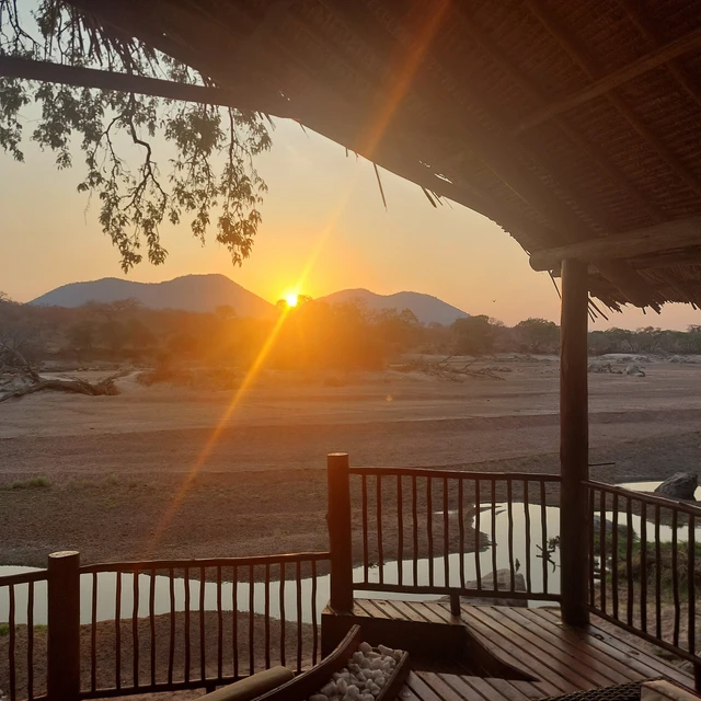 Ruaha River Lodge · 露台与景观