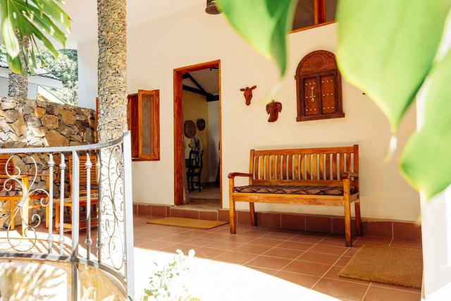 Mount Meru Game Lodge · 露台与景观
